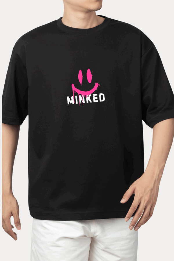 Persoana ce poarta tricou Minked cu fata zambareata Roz